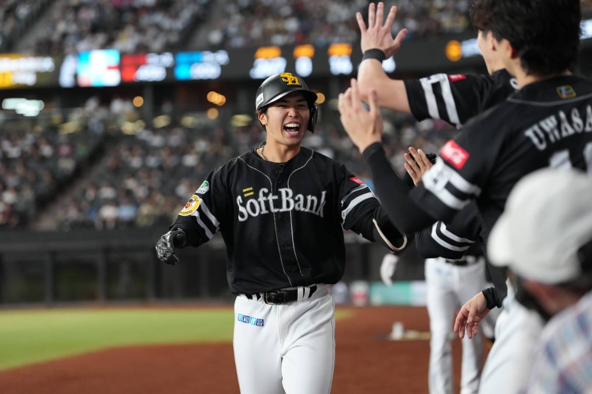 1号3ランを放ち、ナインから出迎えられる廣瀬隆太【写真:井上学】