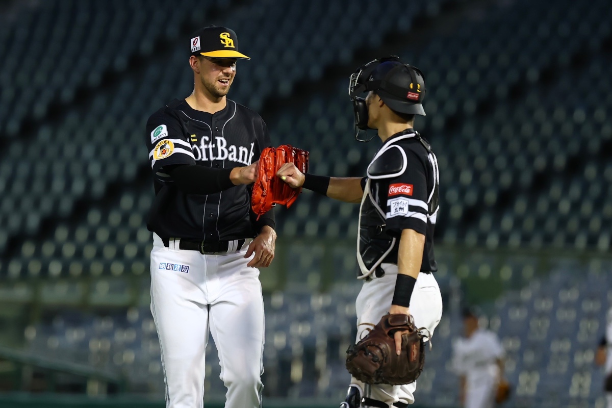 グータッチを見せるラトリッジ（左）と渡邉陸【写真：加治屋友輝】
