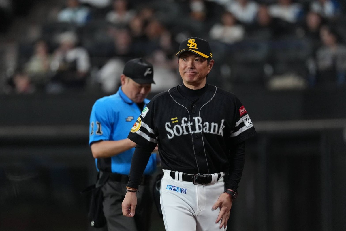 投手交代を告げる小久保裕紀監督【写真:井上学】