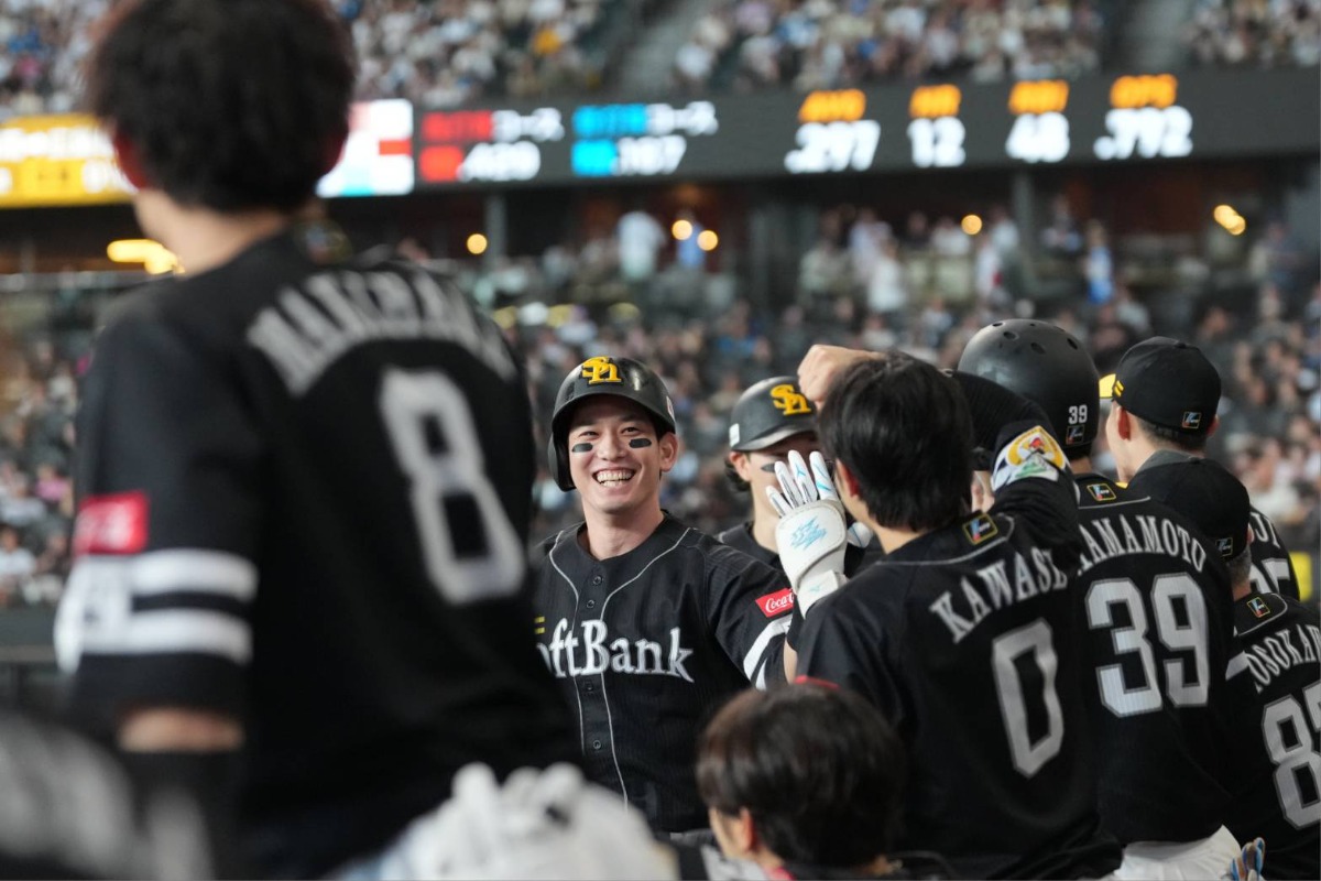満塁弾を放ち、チームメートに迎えられる栗原陵矢【写真:井上学】