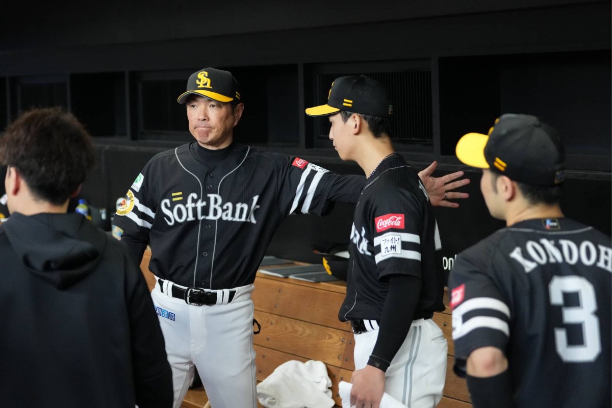 前田悠伍をねぎらう小久保裕紀監督【写真：井上学】