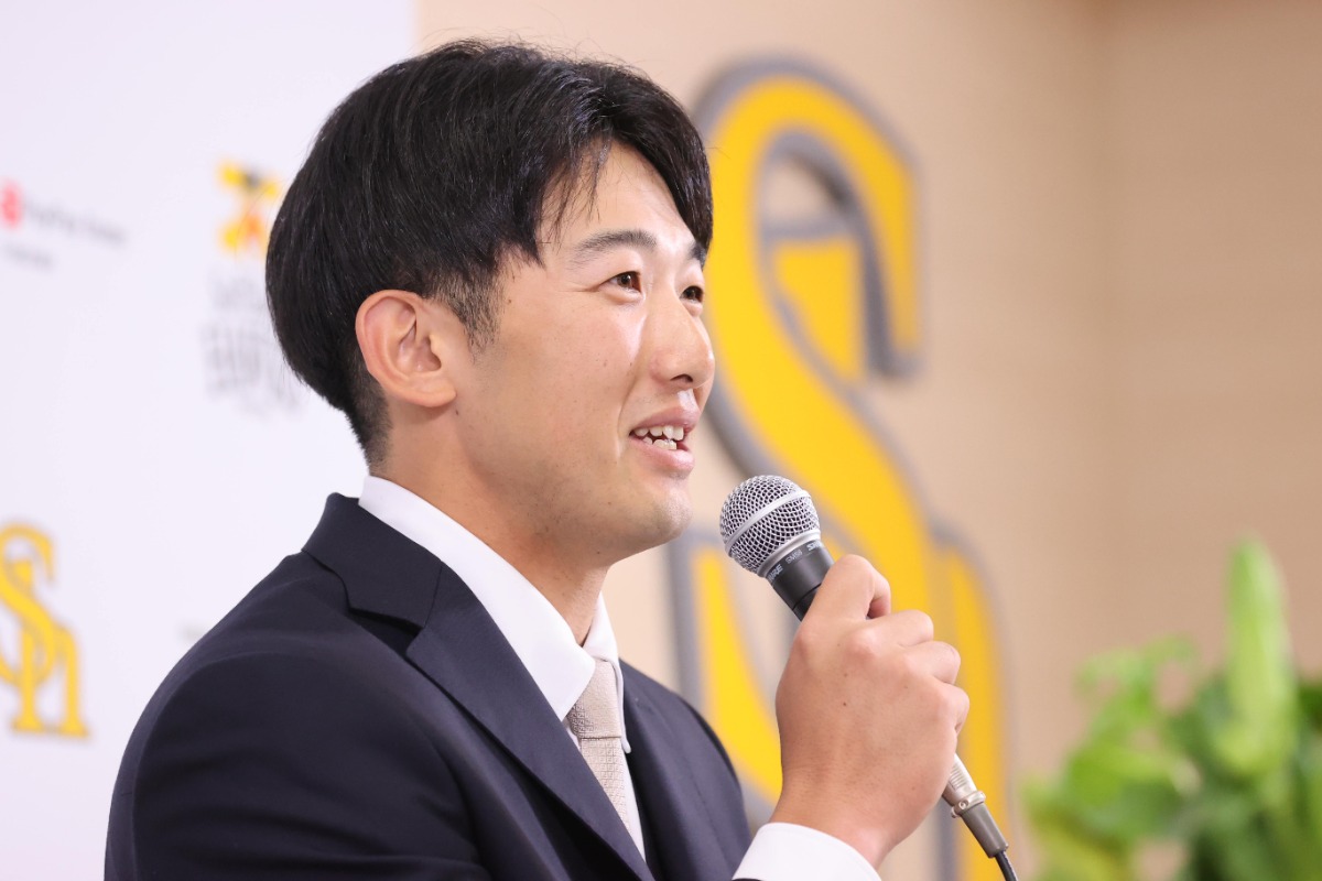 5月13日、みずほPayPayドームで入団会見に臨んだ山本祐大【写真：栗木一考】