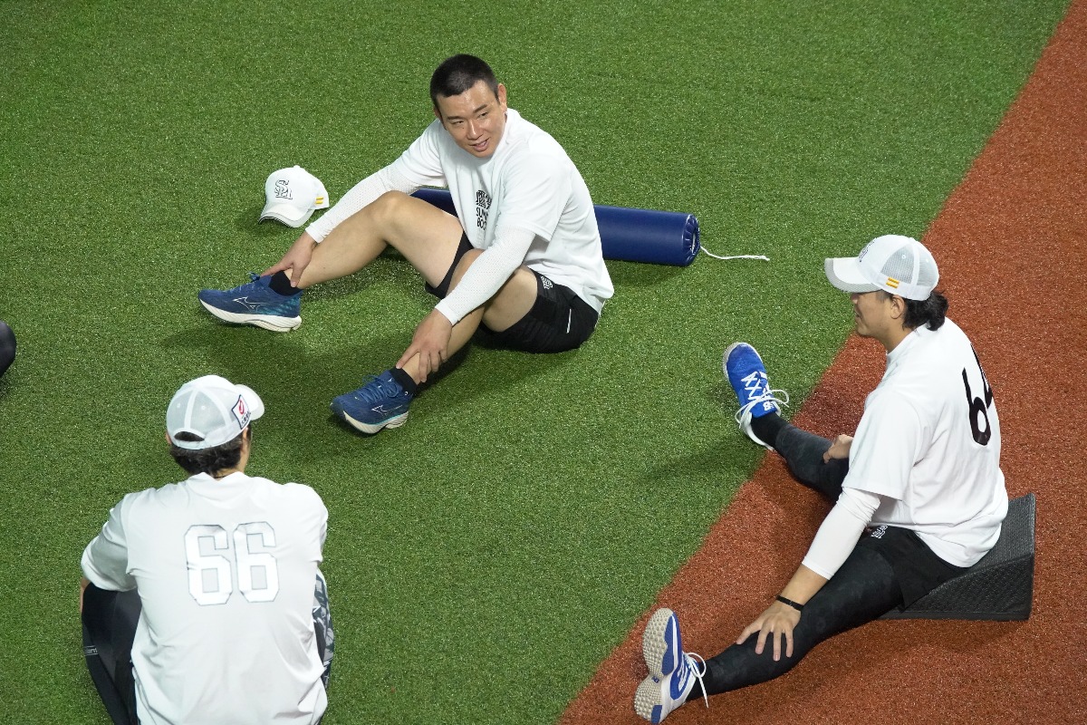 上茶谷大河と言葉を交わす中村稔弥【写真：竹村岳】