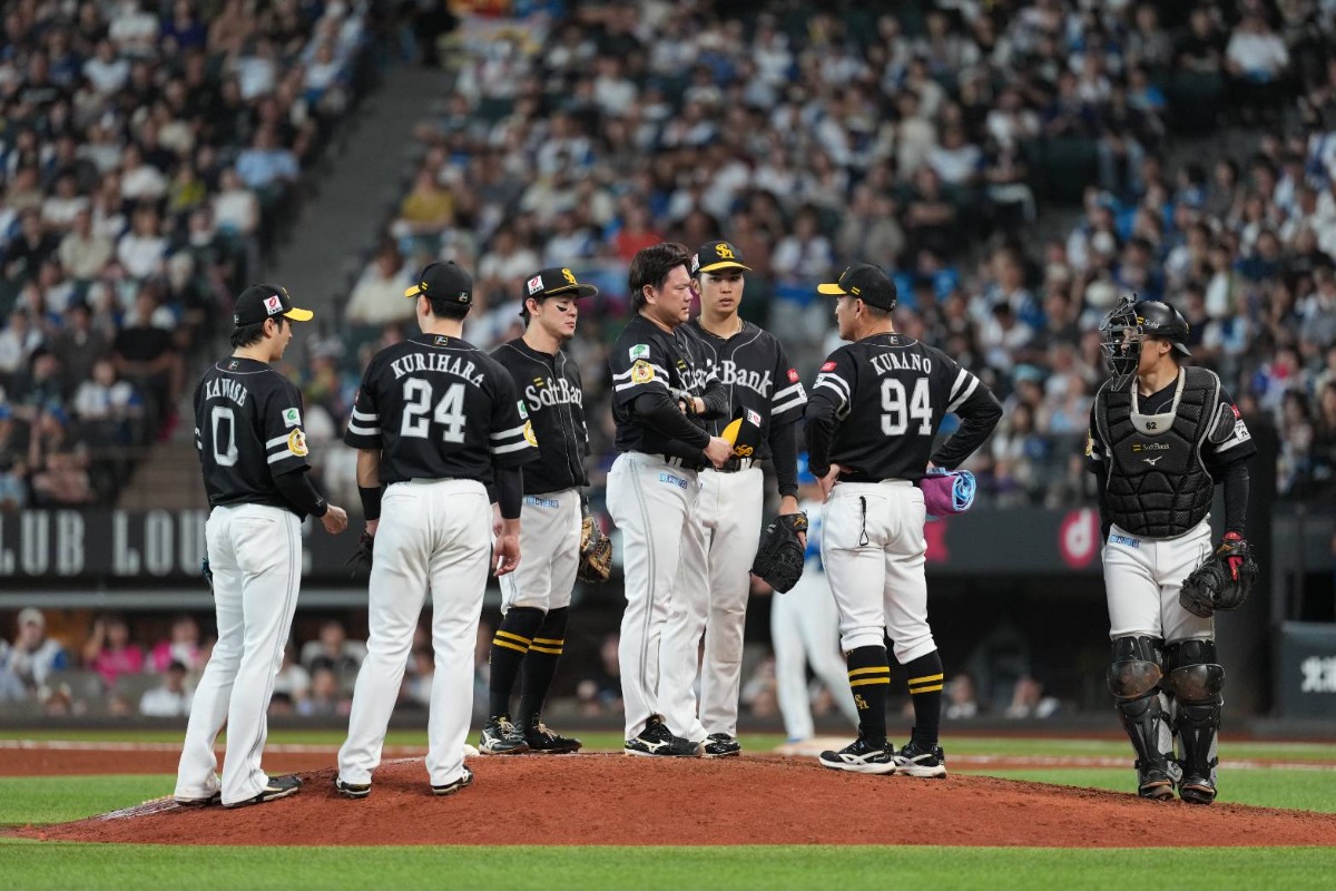 9回2死走者なしで津森宥紀と話をする倉野信次投手コーチ【写真：井上学】