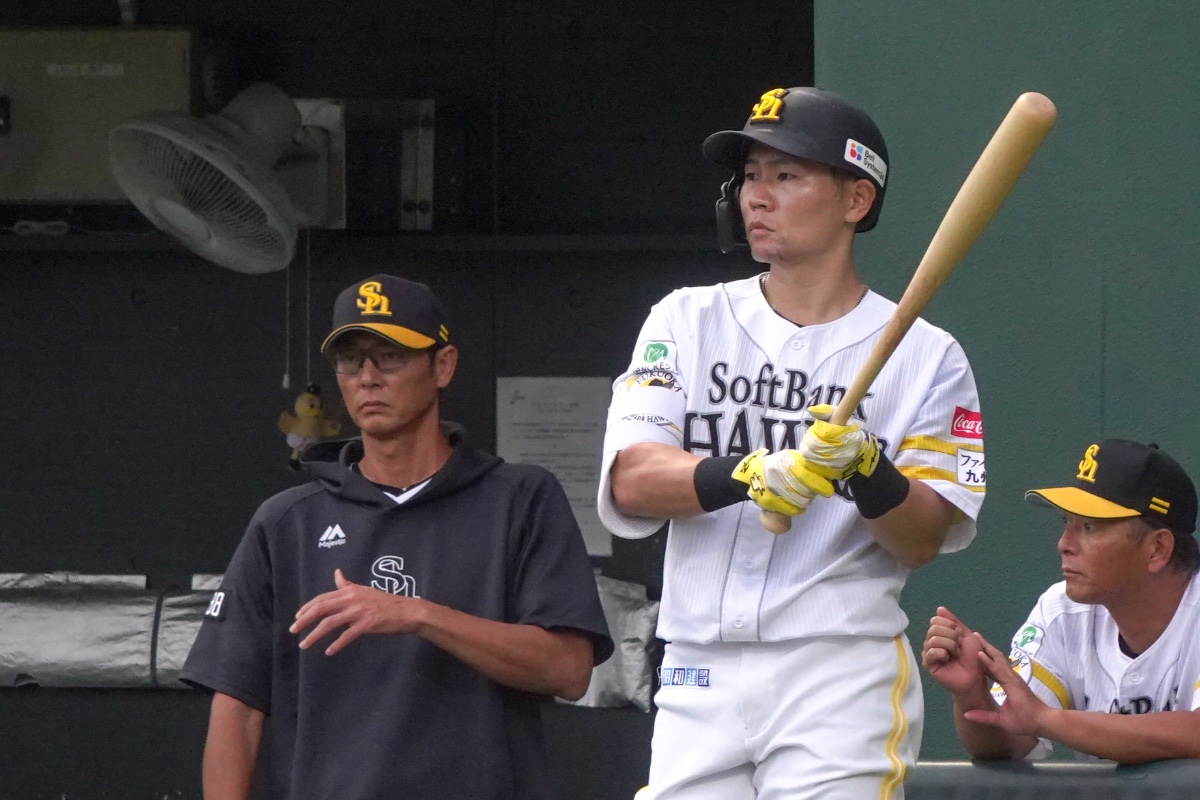 斉藤和巳2軍監督（左）と中村晃【写真：竹村岳】