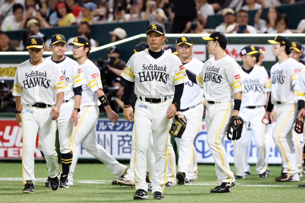 小久保裕紀監督（写真：中央）【写真：栗木一考】