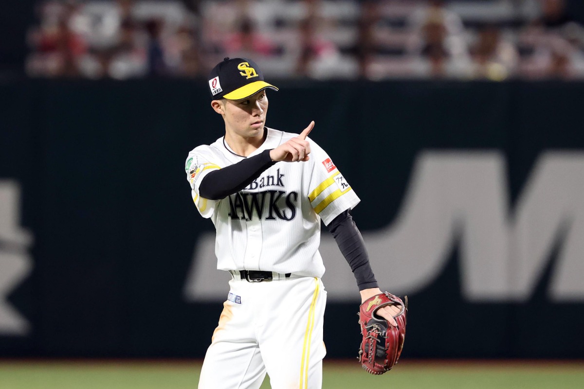 22日のオリックス戦で遊撃を守る庄子雄大【写真：栗木一考】