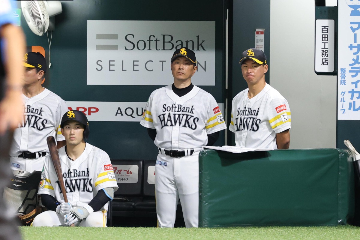 戦況を見つける小久保裕紀監督（右から2人目）【写真：栗木一考】
