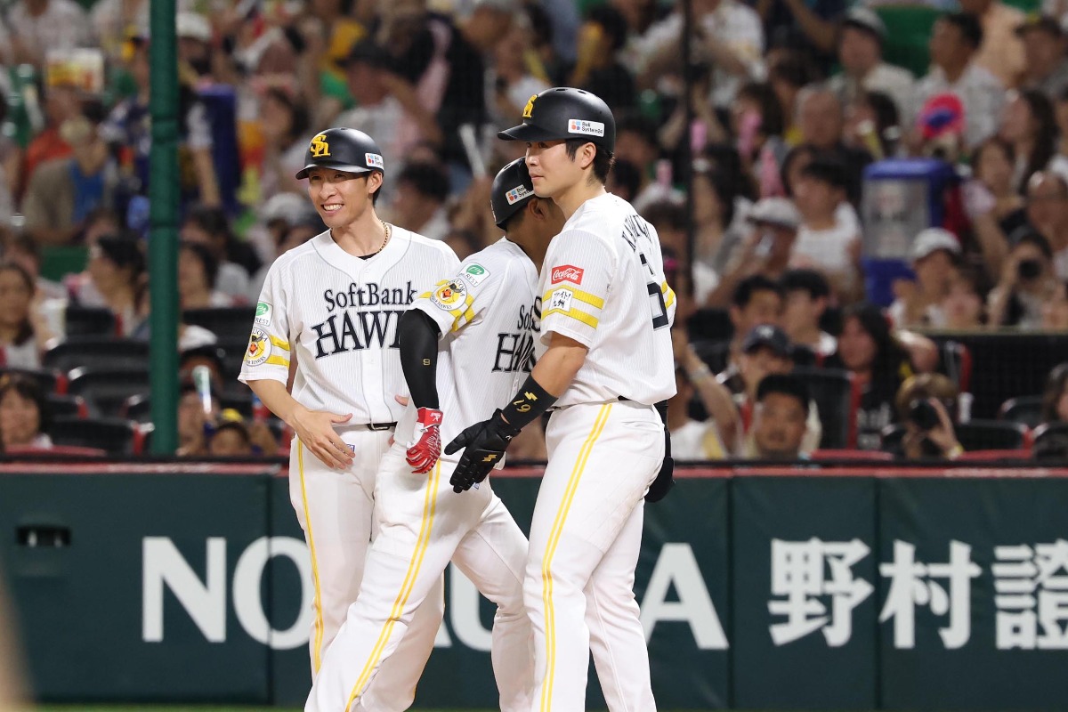 今宮健太の代走に送られた川村友斗【写真：栗木一考】
