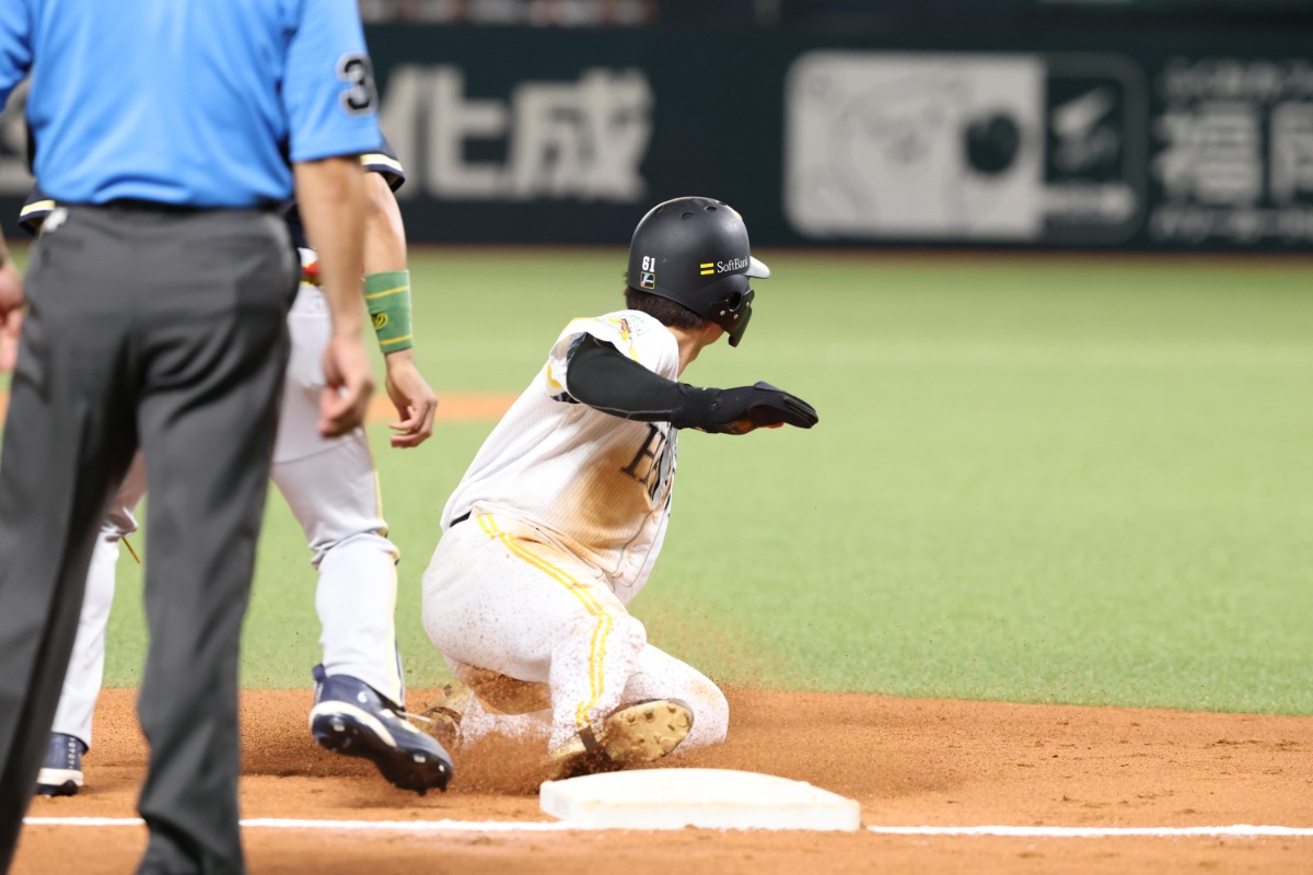 中村晃の中飛で三進する川村友斗【写真：栗木一考】