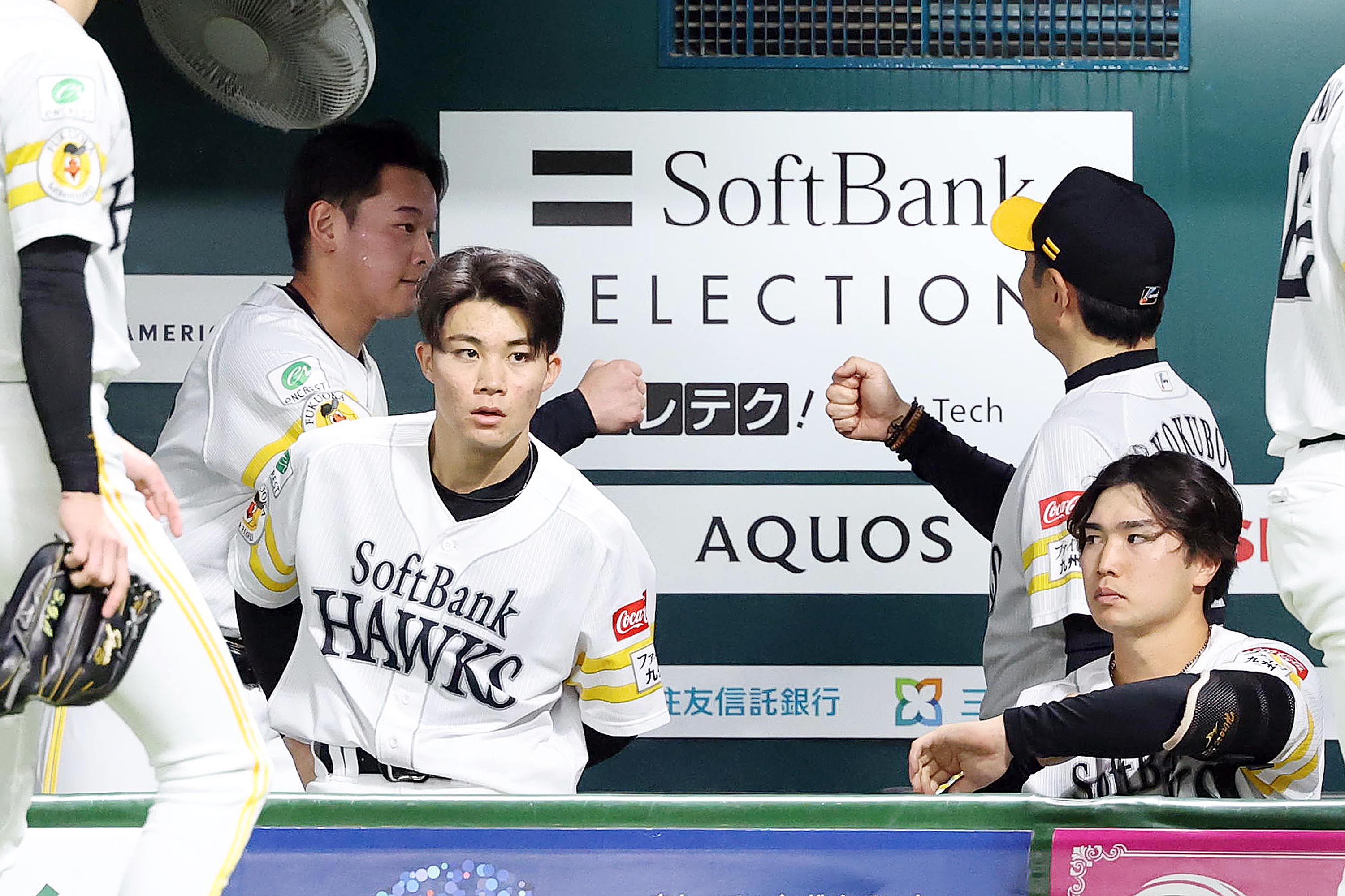 小久保裕紀監督とグータッチを交わす鈴木豪太【写真：栗木一考】