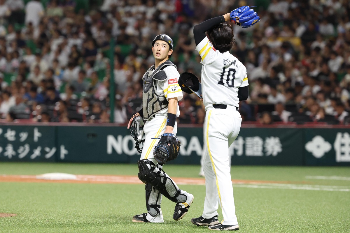 山本祐（左）と上沢直之【写真：栗木一考】