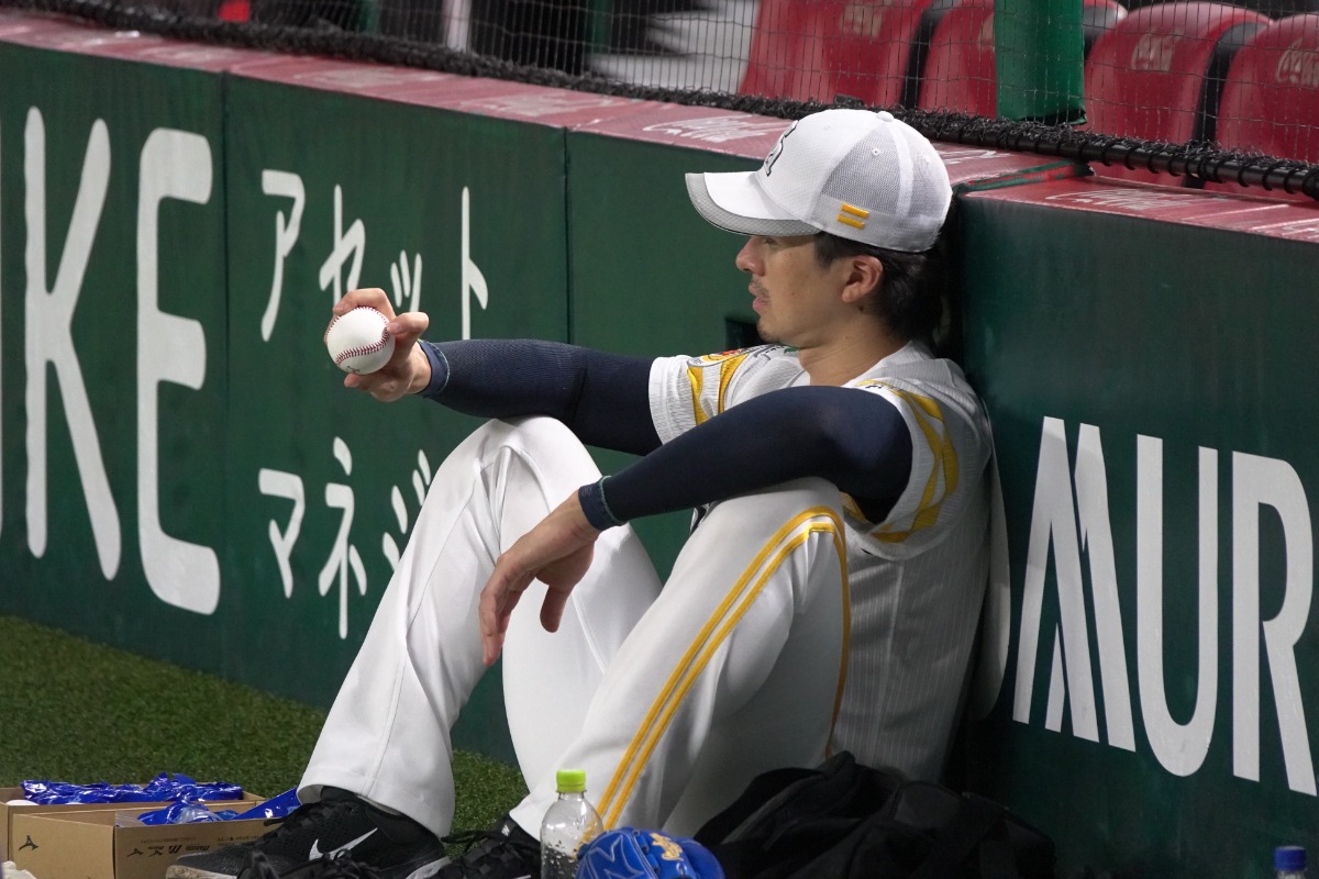 練習中からより良い握りを探す上沢直之【写真：竹村岳】