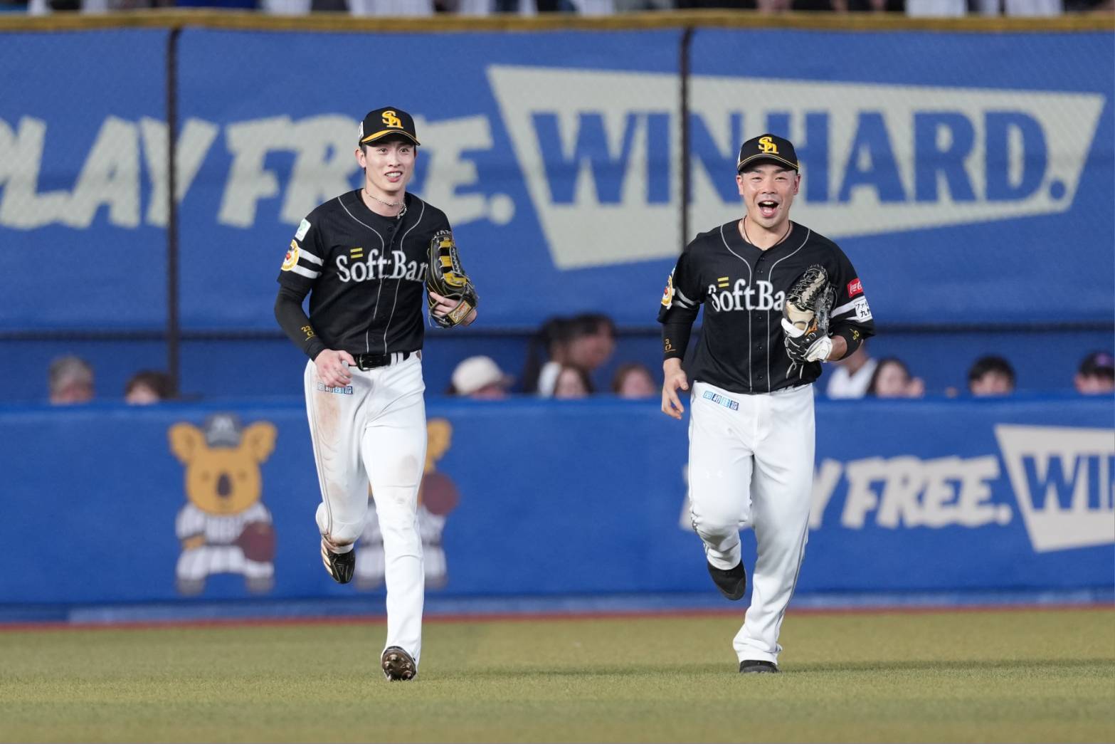 笑顔でベンチへと戻る周東佑京（左）と近藤健介【写真：井上学】