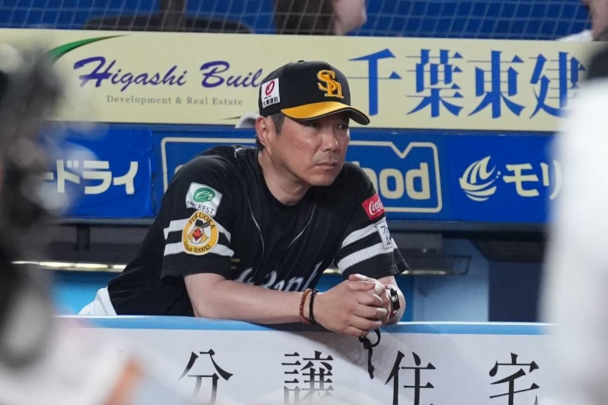 戦況を見つめる小久保裕紀監督【写真：井上学】