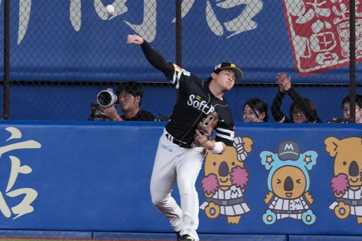送球する谷川原【写真：井上学】