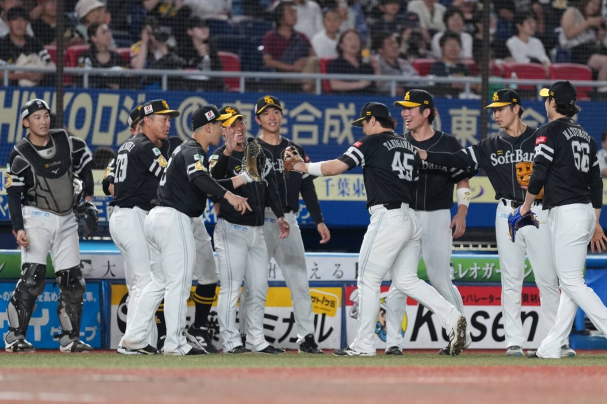 出迎えられる谷川原健太（中央）【写真：井上学】