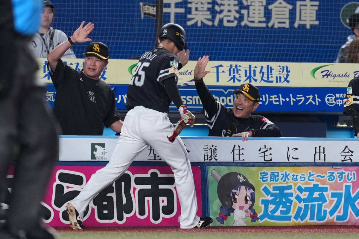小久保裕紀監督に笑顔で迎えられる庄子雄大【写真：井上学】