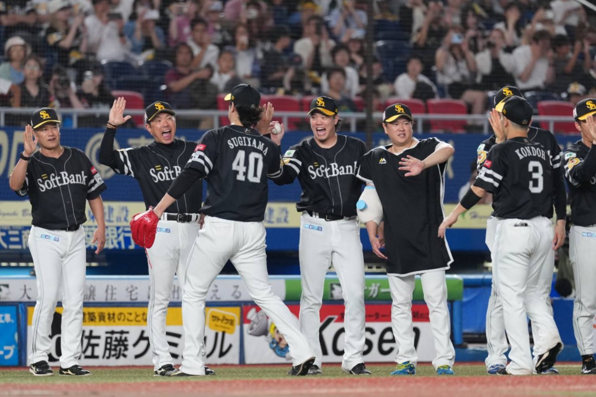 杉山一樹からウイニングボールを受け取った上茶谷大河【写真：井上学】