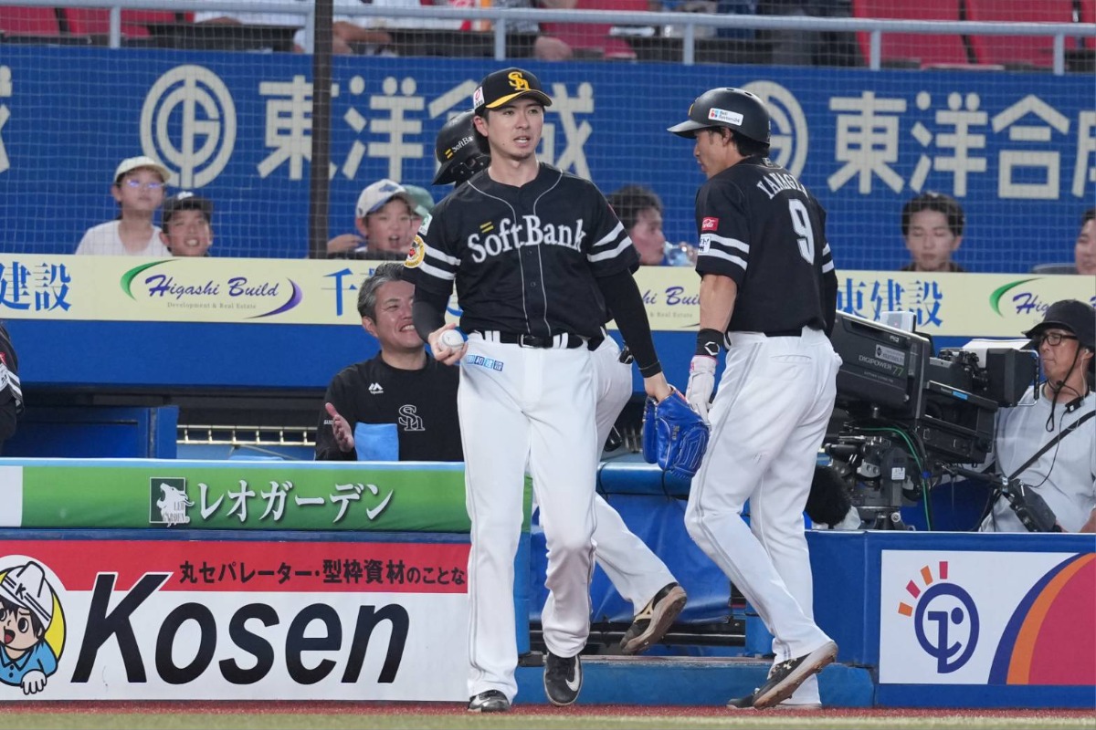 戦況を見守る上沢直之【写真：井上学】