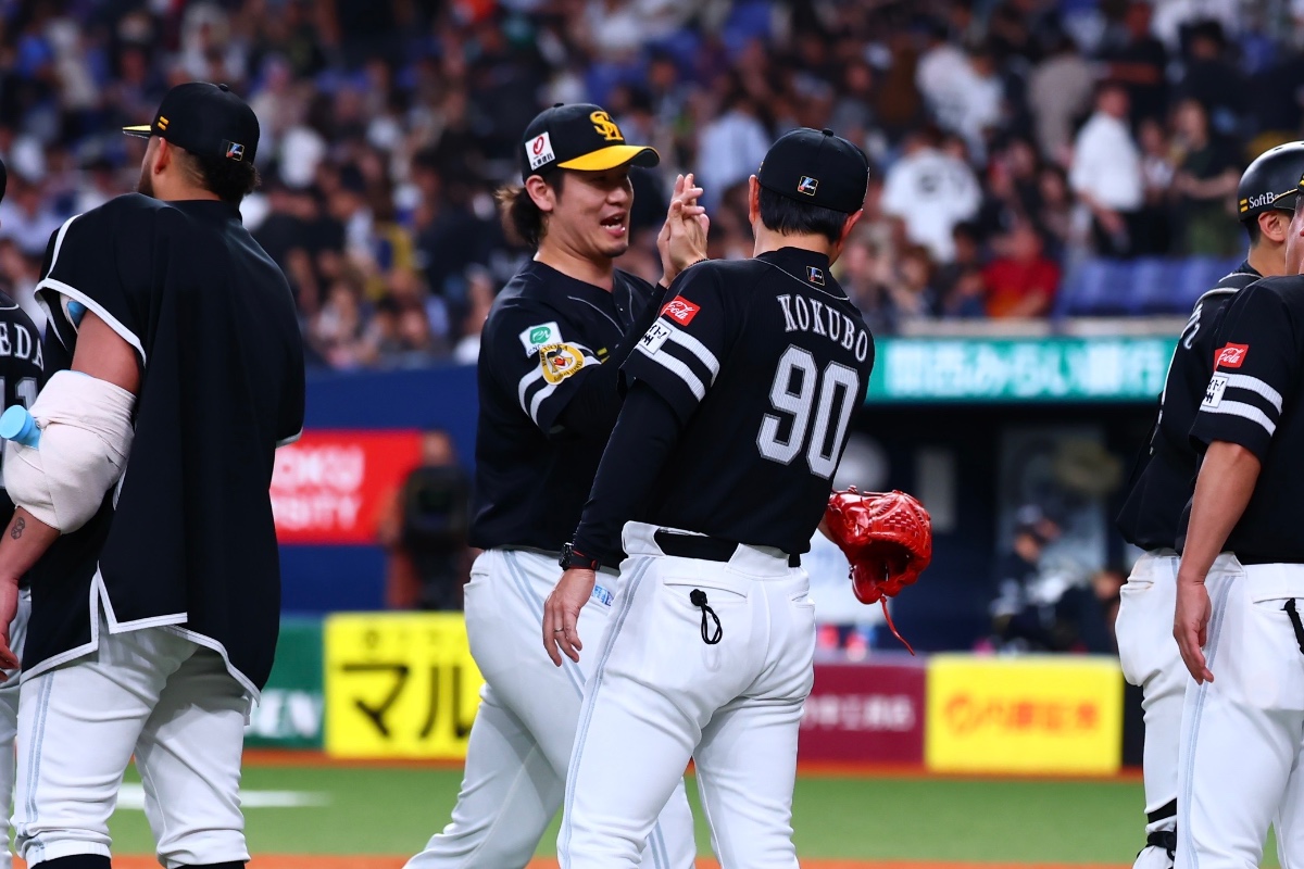 ハイタッチする杉山一樹（左）と小久保裕紀監督【写真：加治屋友輝】