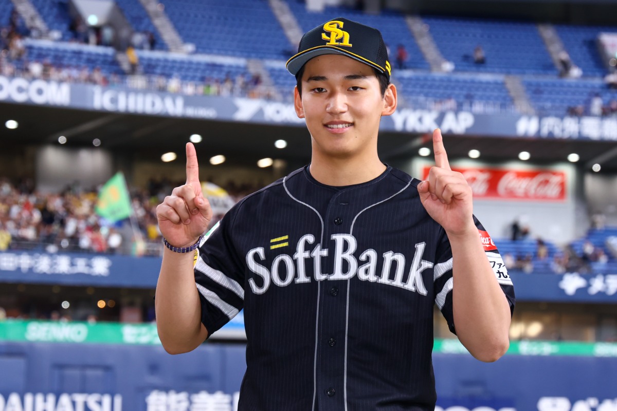 11勝目を挙げてポーズを決める前田悠伍【写真：加治屋友輝】