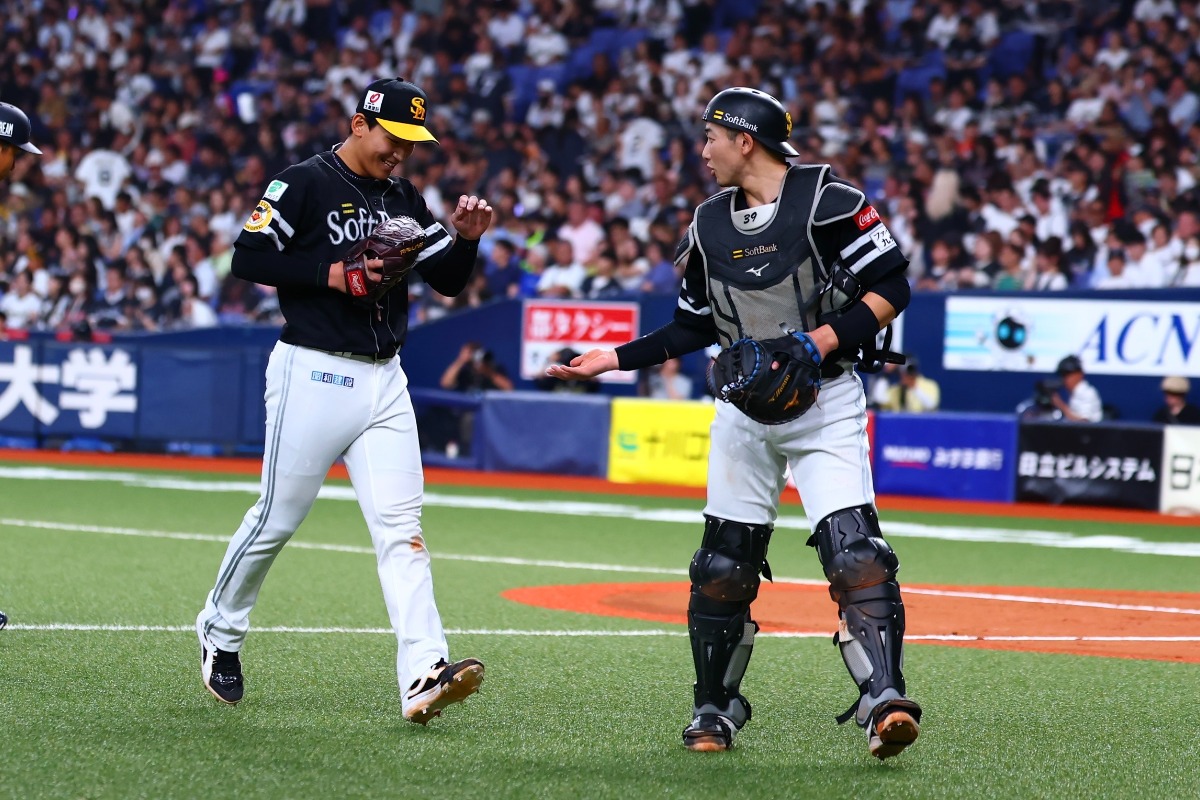 7回を抑えてハイタッチする山本祐大と前田悠伍【写真：加治屋友輝】