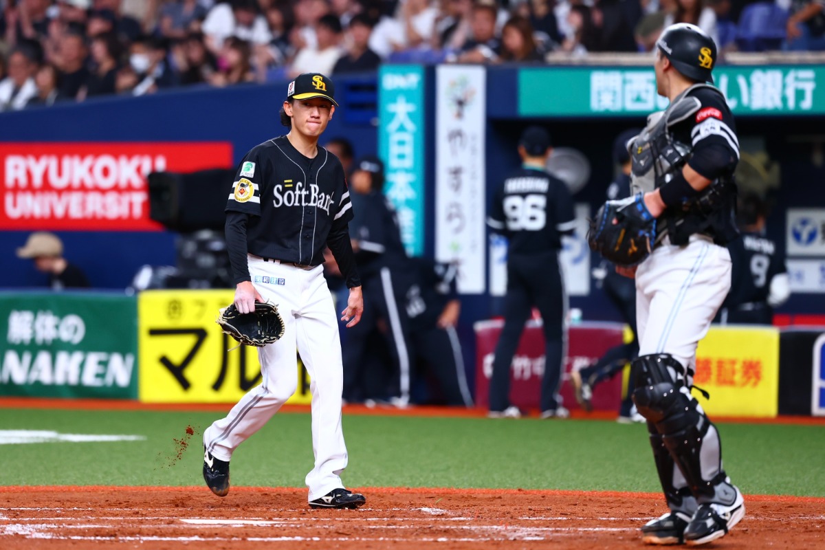 3回を終えてベンチに戻る大津亮介【写真：加治屋友輝】