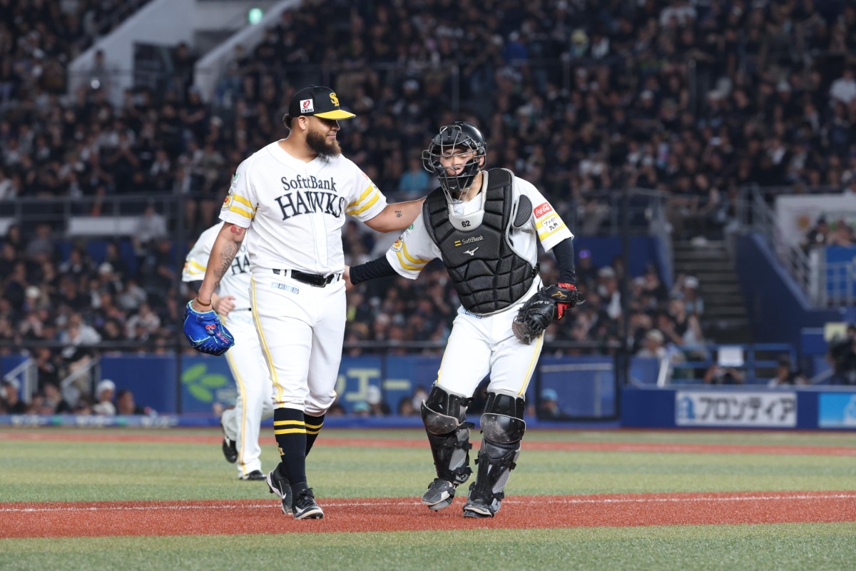 海野隆司と喜び合うダーウィンゾン・ヘルナンデス【写真：栗木一考】
