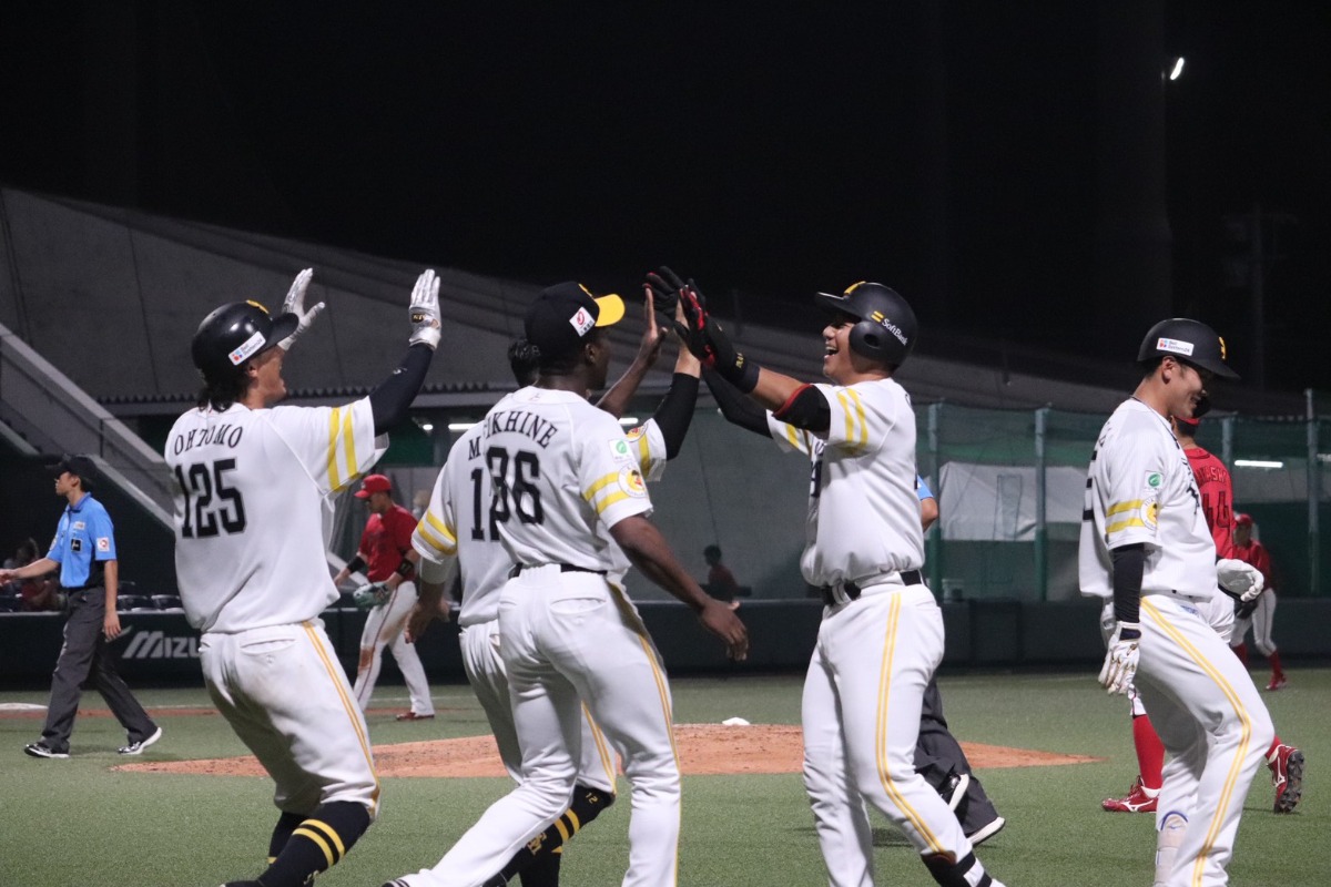 2軍戦でのサヨナラ勝ちに喜ぶホークスナイン【写真：飯田航平】