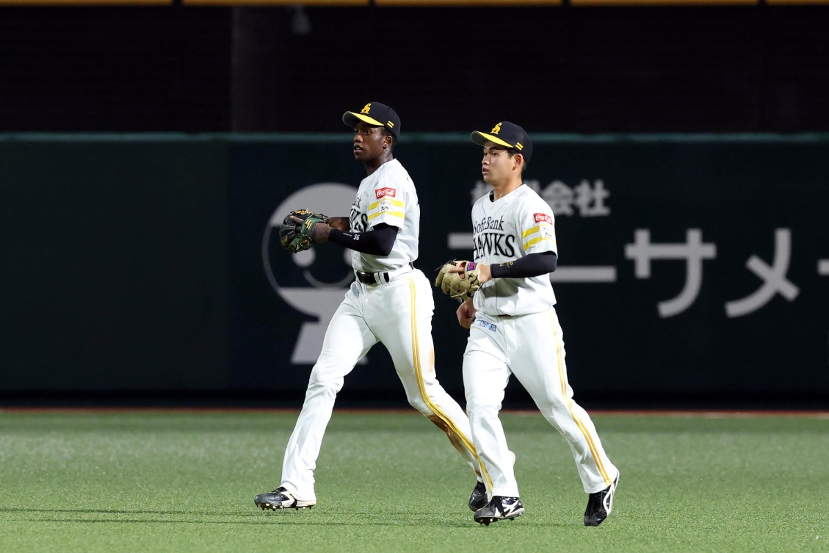 中継プレーでポジションが被った江崎歩（右）とイヒネ・イツア【写真：栗木一考】