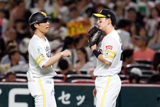 本多コーチと栗原陵矢
