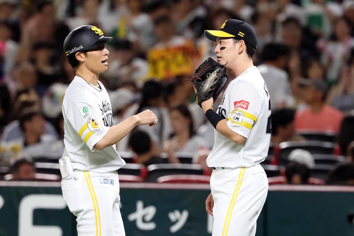 栗原陵矢（右）と本多雄一コーチ【写真：栗木一考】