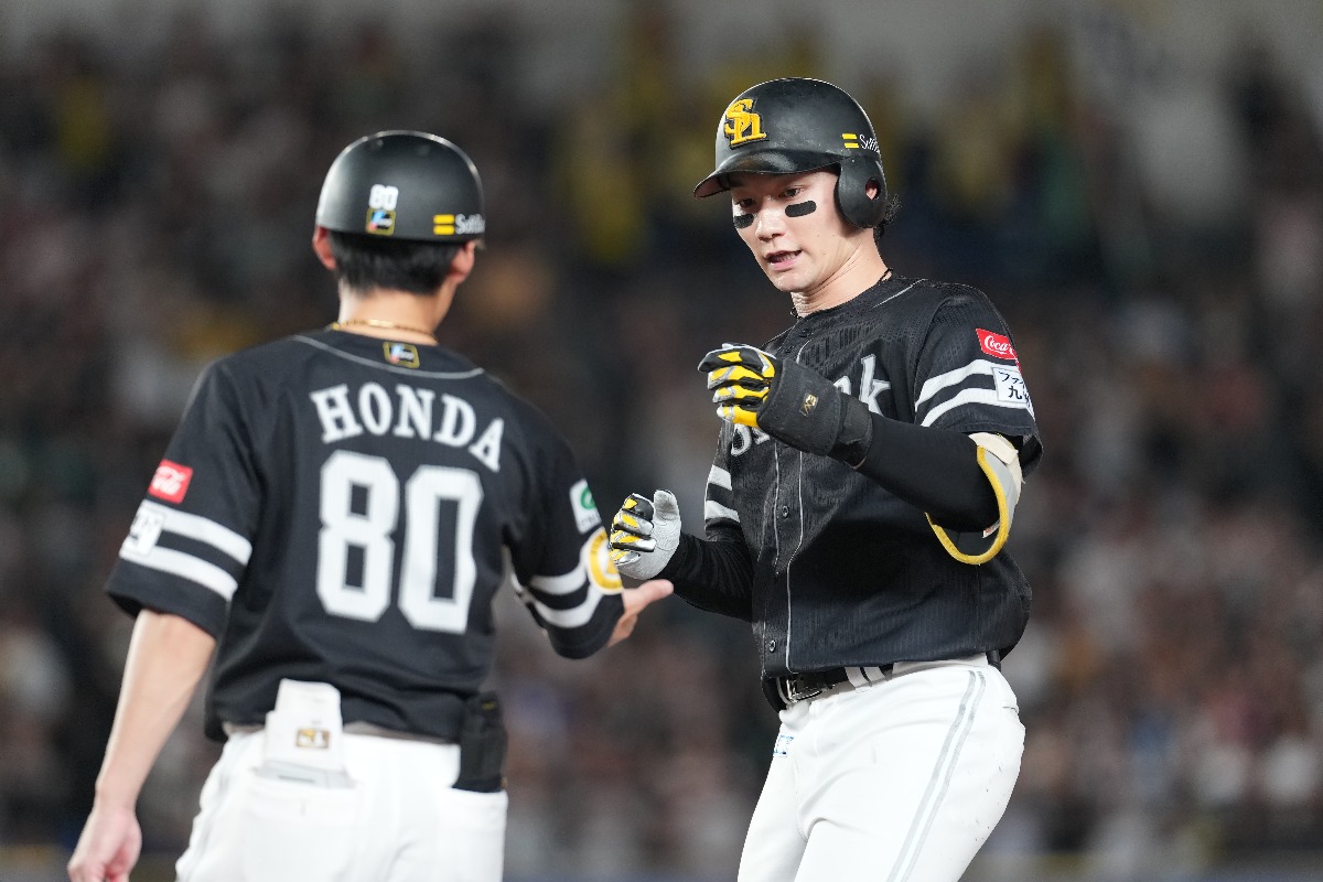 安打を放つ正木智也(右)と本多コーチ【写真:井上学】