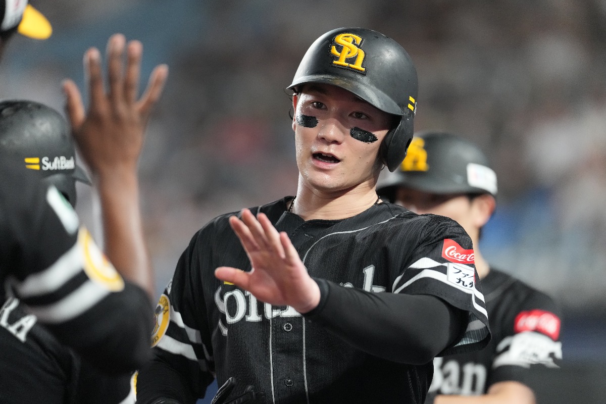 ハイタッチを交わす正木【写真:井上学】