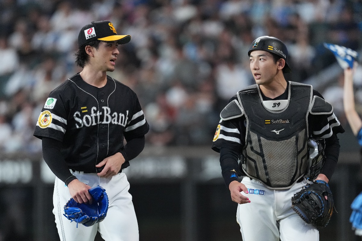 上沢直之（左）と山本祐大【写真：井上学】