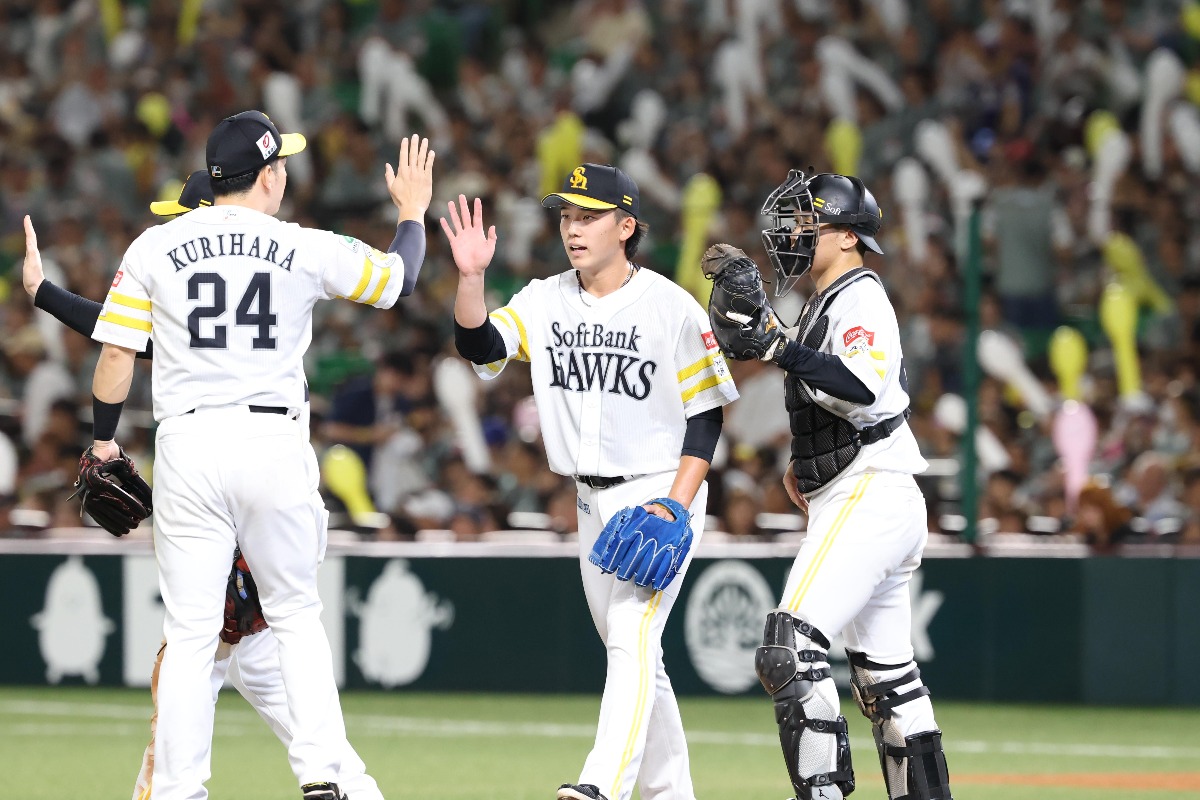 ハイタッチする小林樹斗【写真:栗木一考】