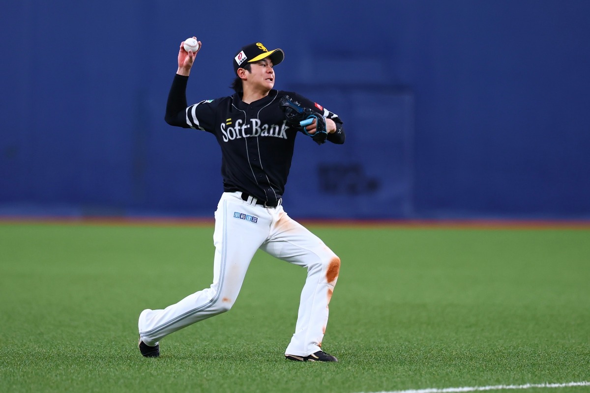 三遊間のゴロを処理する川瀬晃【写真：加治屋友輝】