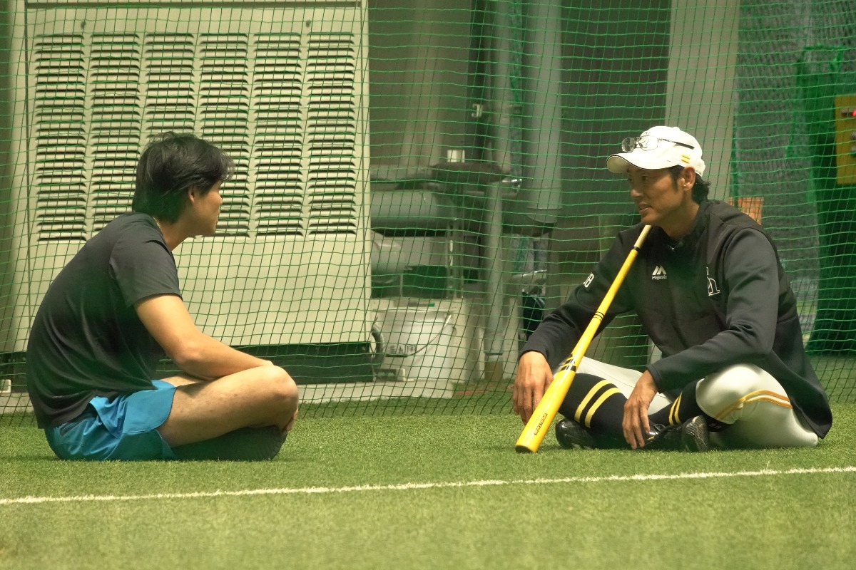 試合後に話し込む斉藤2軍監督（右）と笹川吉康【写真：竹村岳】