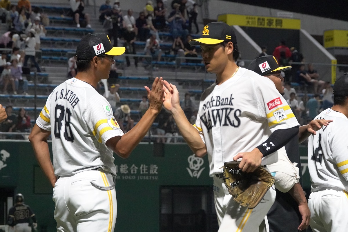 ハイタッチを交わす斉藤2軍監督（左）と笹川吉康【写真：竹村岳】
