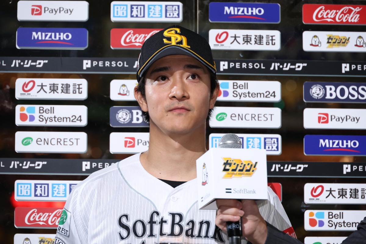 ヒーローインタビューに応じる柳町達【写真：栗木一考】