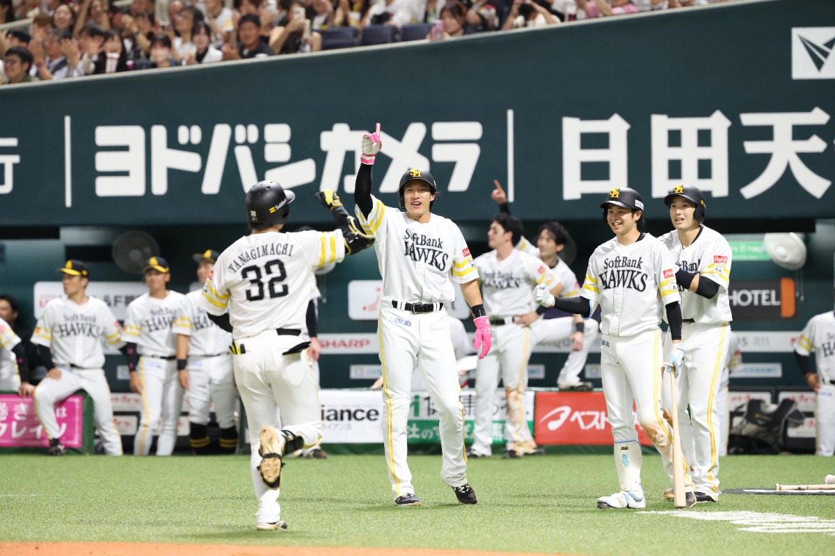 1号3ランを放ち生還する柳町達【写真：栗木一考】