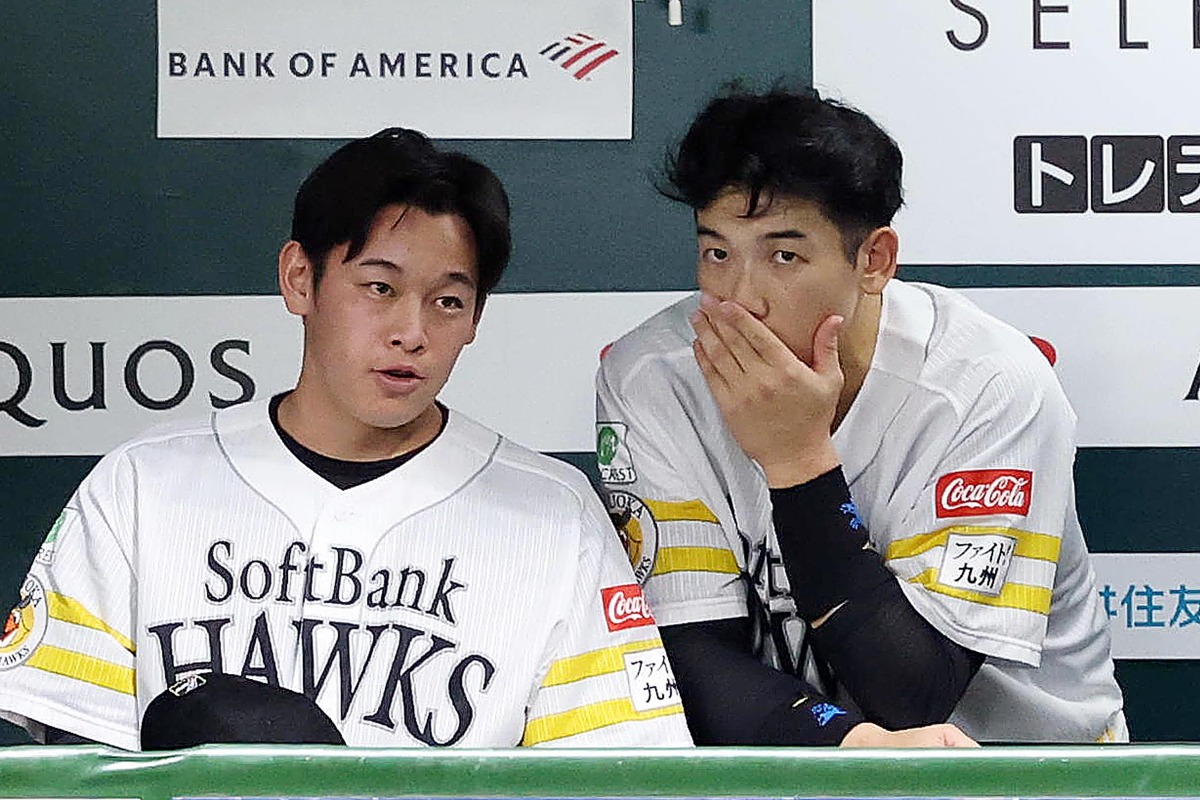 ピンチをしのいだ直後に会話する鈴木豪太（左）と山本祐大【写真：栗木一考】