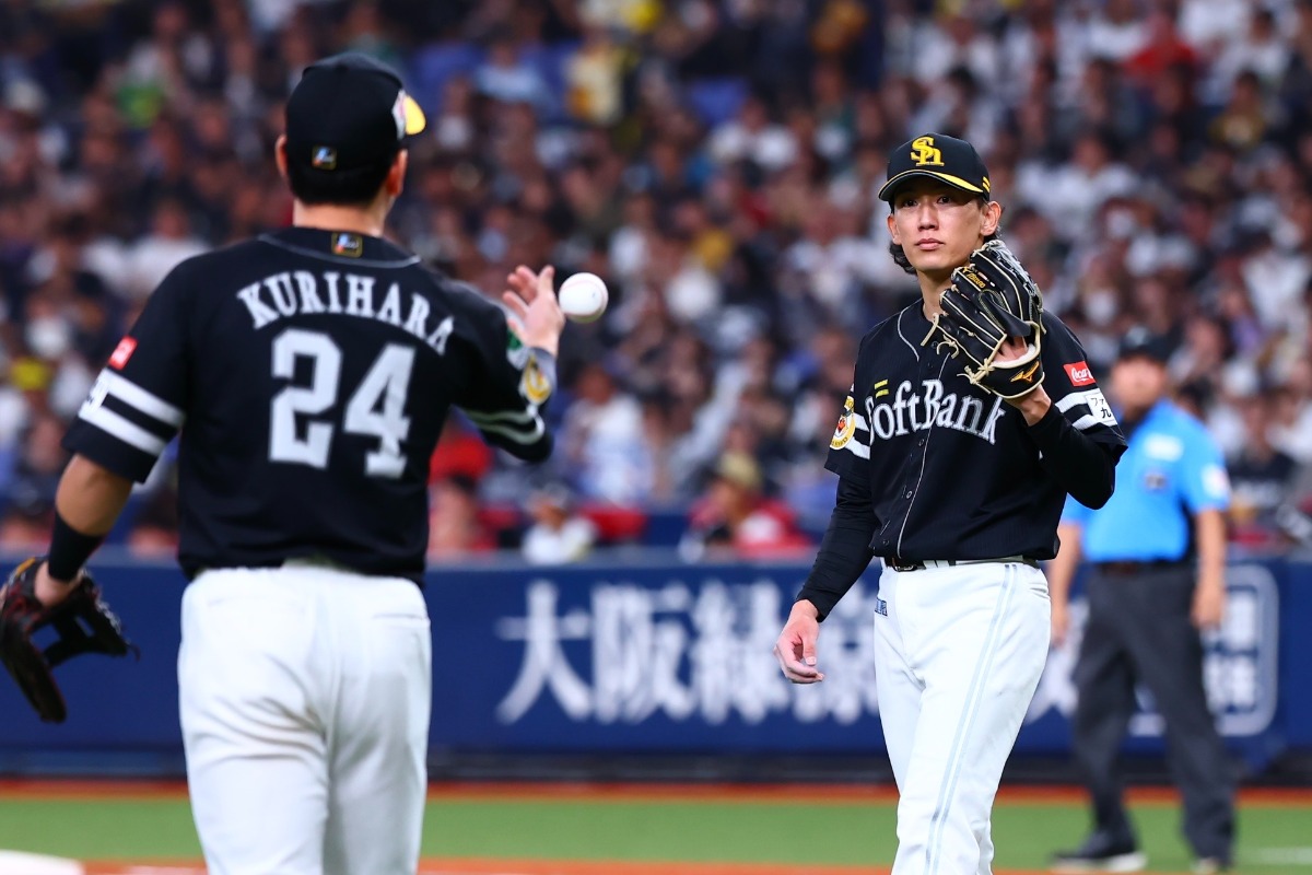8月29日のオリックス戦で適時失策を喫した栗原陵矢(左)【写真:加治屋友輝】