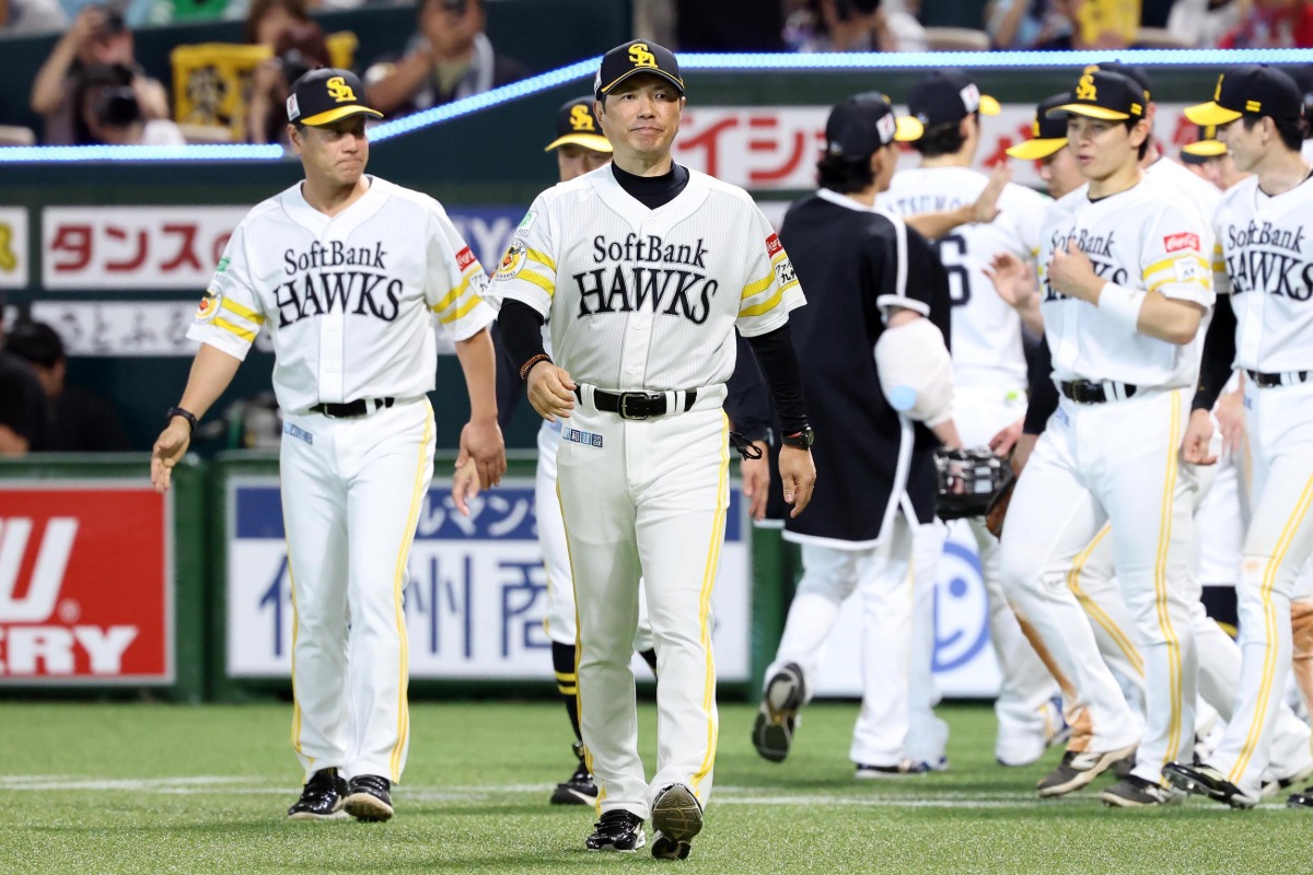 小久保裕紀監督（中央）【写真：栗木一考】