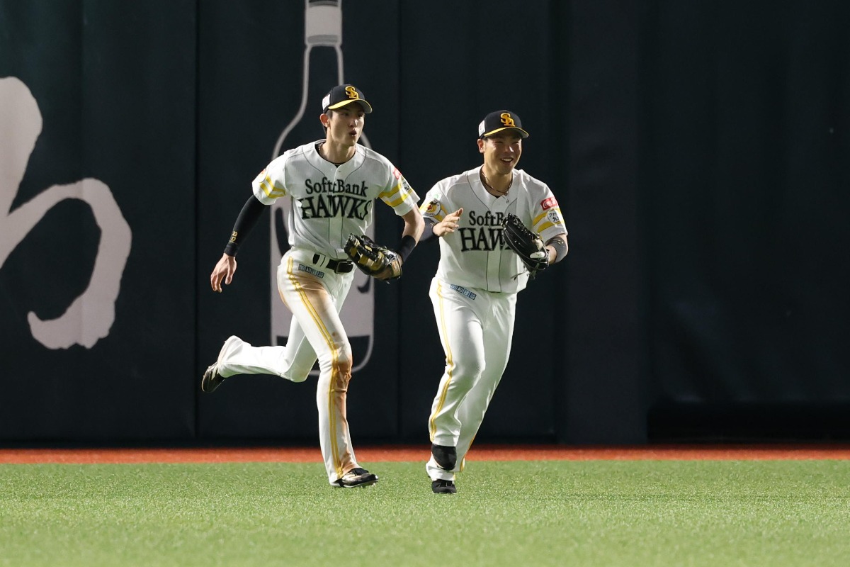 5日の西武戦で好守を見せた周東佑京（左）【写真：栗木一考】