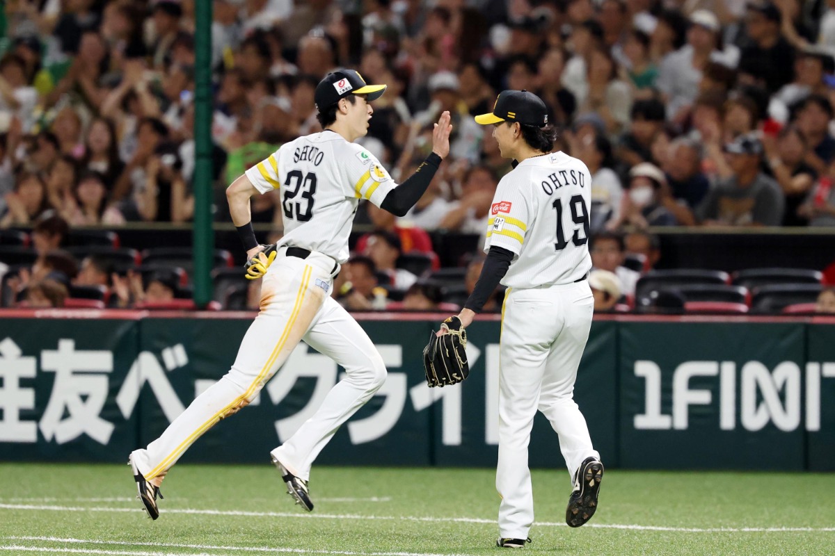 好守の周東を迎える大津亮介【写真：栗木一考】