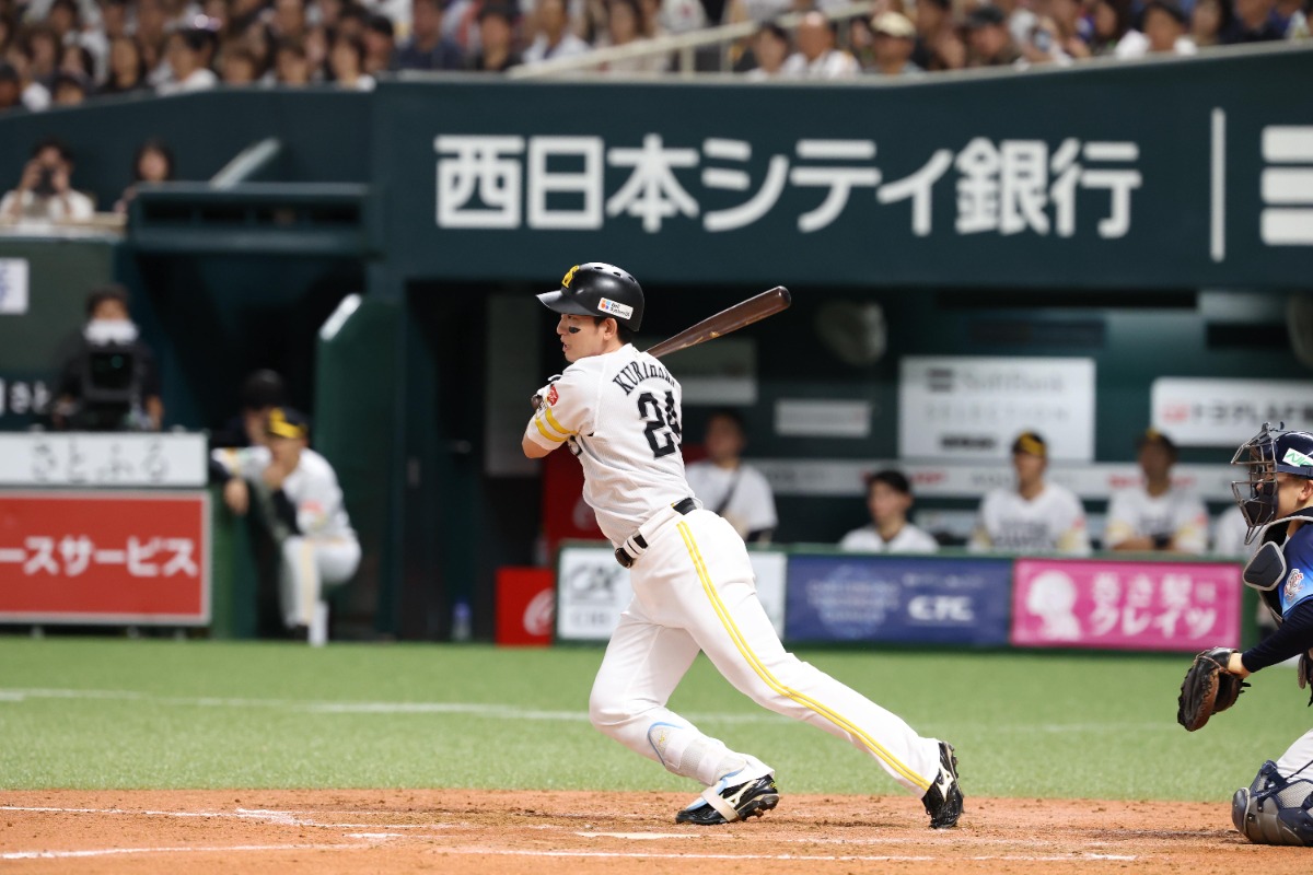 適時打を放つ栗原陵矢【写真：栗木一考】