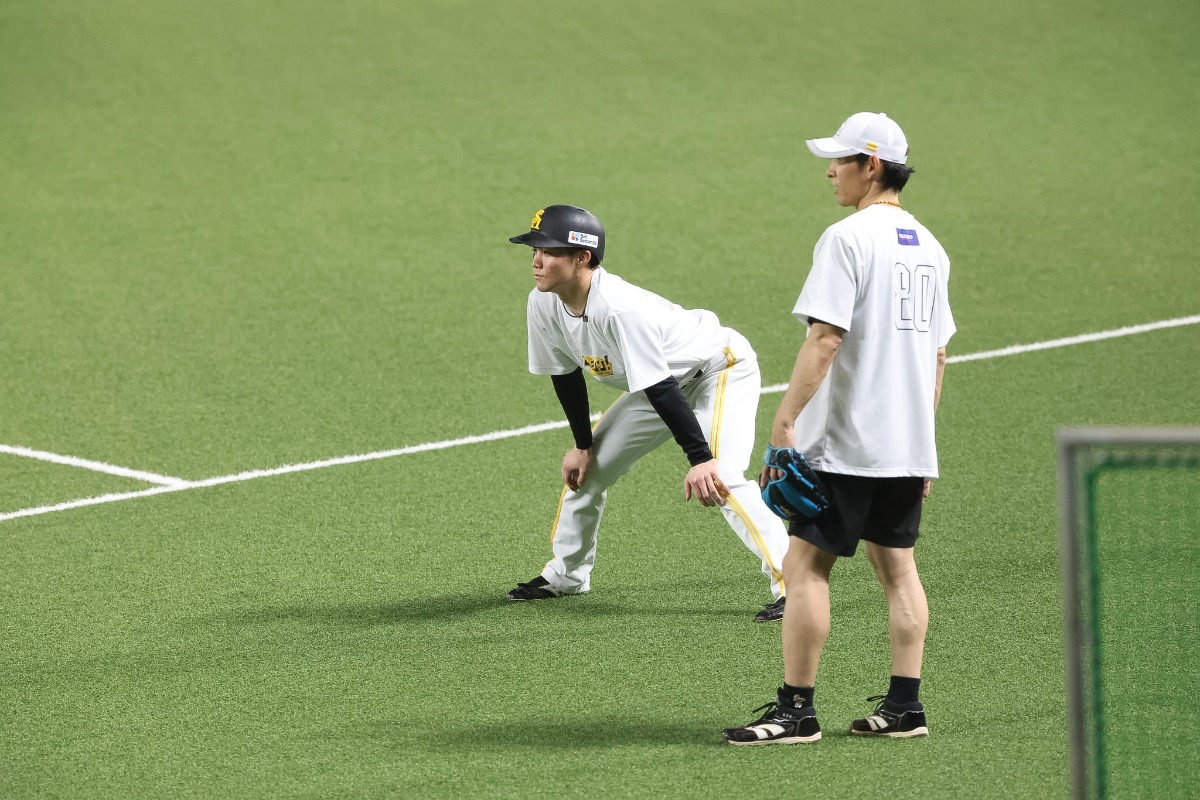 試合前にスチールの練習をする庄子雄大と本多雄一コーチ【写真：栗木一考】
