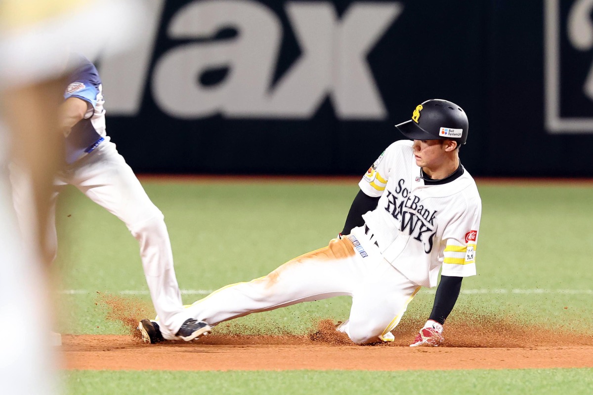 9月5日の西武戦で二盗を決めた庄子雄大【写真：栗木一考】
